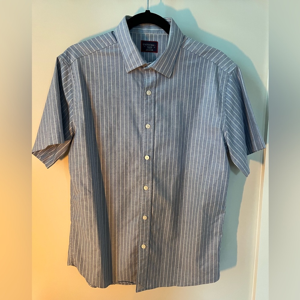 UNTUCKIT PINSTRIPE SHORT SLEEVE BUTTON DOWN LIKE NEW